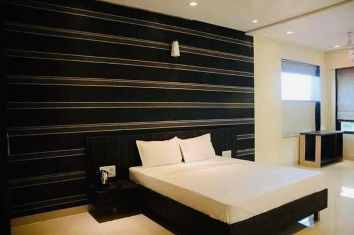 Hotel Grand Bee Residency Bhiwandi Bagian luar foto